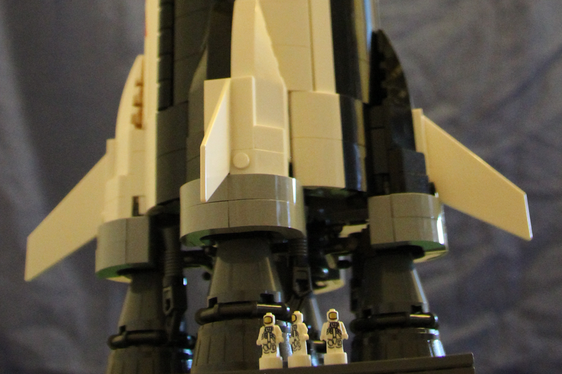 3 Mini LEGO Astronauten am Fuße der LEGO Saturn5